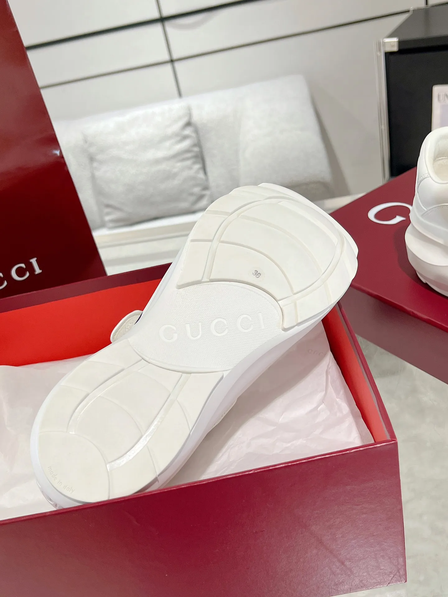 👟👟Ex-factory price 700👟👟 Gucci Wave women's wedge sneakers, wave shoes, Velcro dad shoes, original purchase, development and production. Creative director Sabato De Sarno presents new sneakers inspired by lightness and agility. This shoe has a sculptural thick sole shape and is made of lightweight ethylene vinyl acetate (EVA) material. It is comfortable and durable, and has a soft and waxy feel like stepping on waves. It is embellished with the Gucci handwritten logo and injects the brand's classic style. Original customized cowhide. Original customized soft sheepskin lining. Original molded Eva outsole. Bottom thickness: 5cm in front and 6.3cm in back. Size: 35-40#